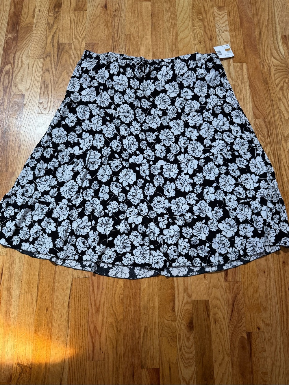 Sag Harbor Black and White Floral Two-Piece Skirt Set - Picture 4 of 11